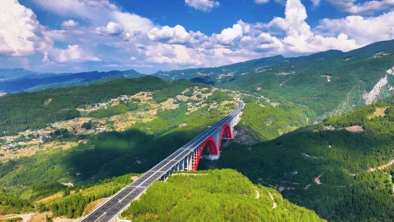 跑好新年“**棒” 持續唱響“奮進曲”